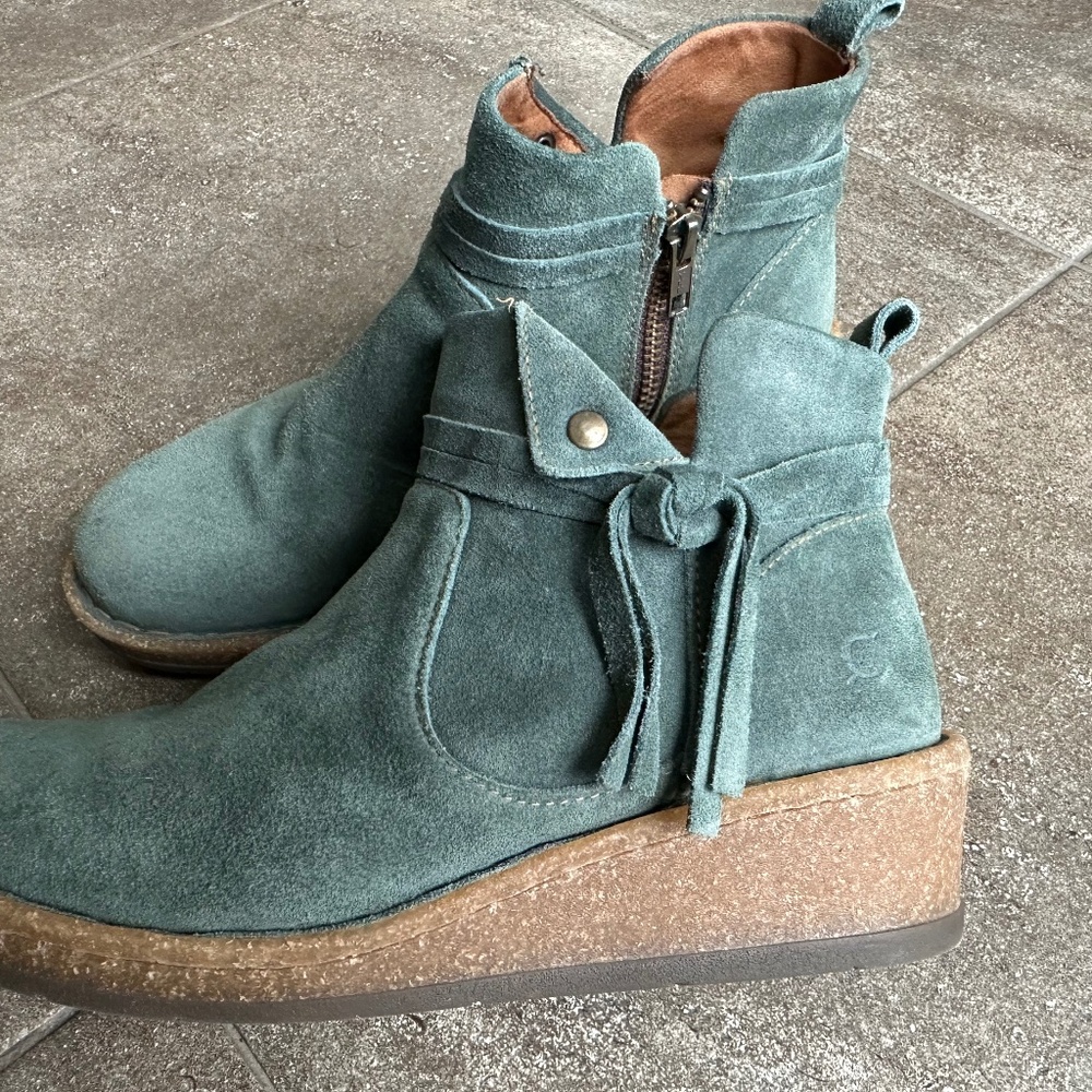 Born Women's Vaughn Teal Blue (Ottanio) Distressed Suede Leather Wedge, size 9